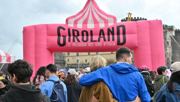 Napoli, turisti e tifosi in fila per un selfie con il trofeo festa al Villaggio Giroland