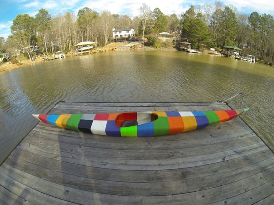 Un kayak arcobaleno: &egrave; il primo realizzato con stampante 3D