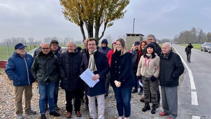 Vignali incontra i residenti: "La rotatoria all’incrocio via Cremonese-strada Eia è improrogabile"