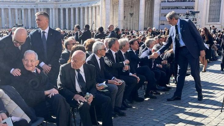 I politici al funerale: Schlein la più commossa, Conte torna a parlare con Draghi