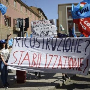 I "precari" del terremoto protestano in Prefettura