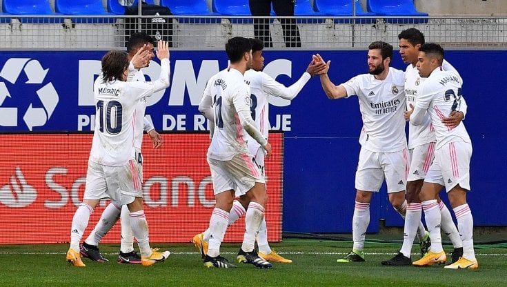 Liga, Varane salva il Real Madrid. Huesca battuto in rimonta. Papu Gomez, esordio con super gol