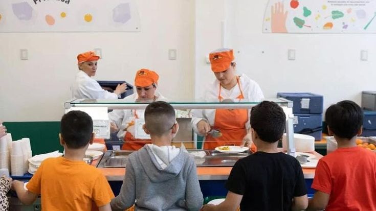 Pasta e lenticchie, ragù di soia e più pesce grazie al sushi: a mensa cambiano i gusti dei bambini