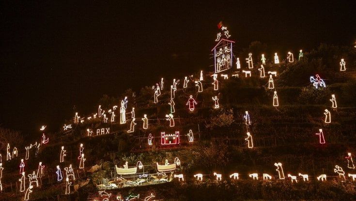 Cinque Terre, il presepe di Mario accende la collina di Manarola
