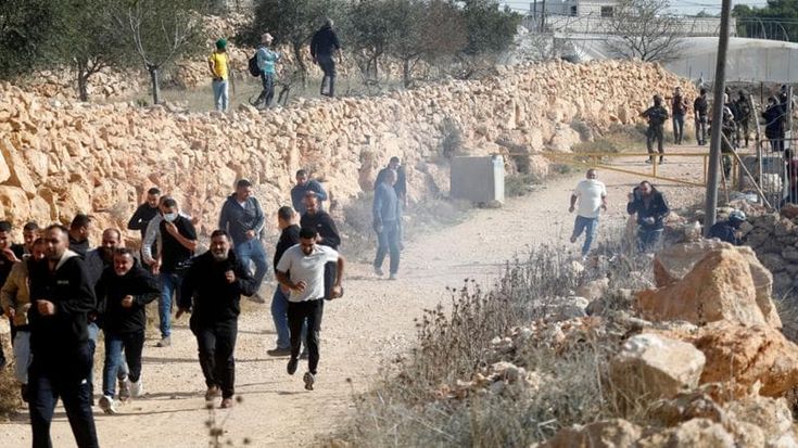 L’attivista italiana picchiata dai coloni in Cisgiordania: “Pugni e calci per venti minuti”