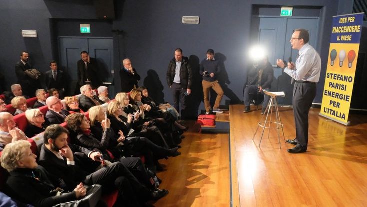 Parisi a Genova, sala piena di vecchie glorie, mancano i leader