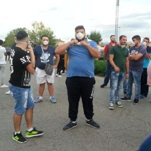 Gricignano d'Aversa, cittadini bloccano i cancelli della Eco Transider