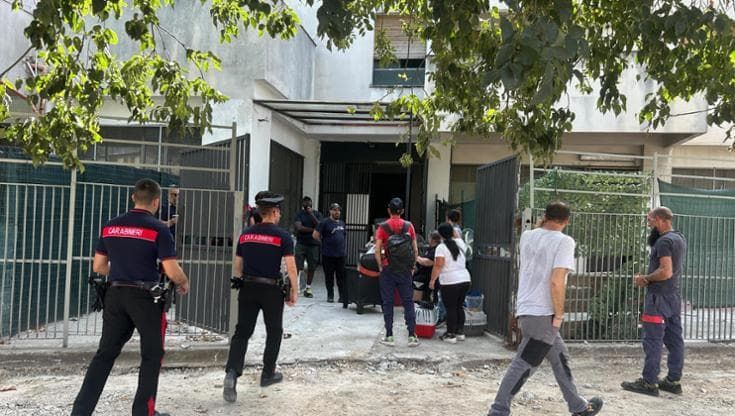 Palermo, ex scuola occupata da senza casa: via allo sgombero