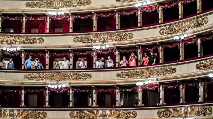 Alla Scala basta ciabatte e spuntini: torna il dress code con i divieti contro i turisti dell’opera