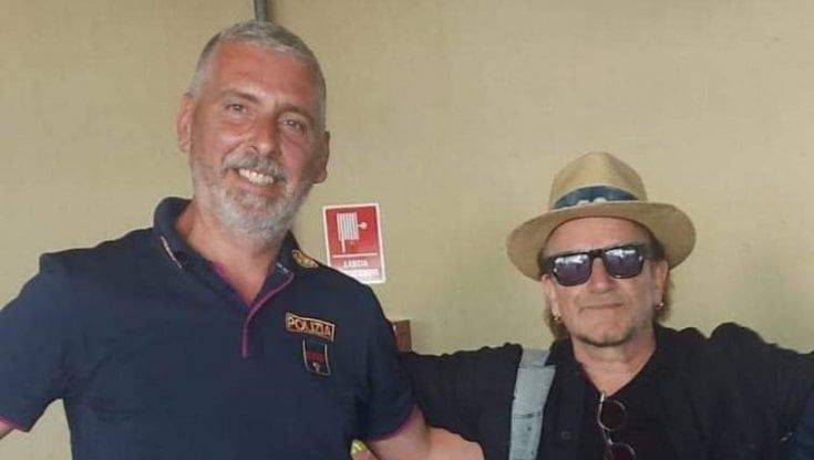 Bono Vox in aeroporto a Grottaglie: scatto con il poliziotto fan. "Una vera sorpresa"