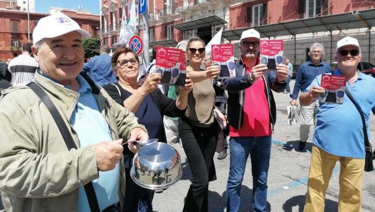 Pentole vuote, anche a Bari la protesta: "Non possiamo più riempirle a causa del caro prezzi"