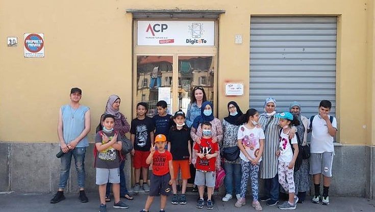 Dal curriculum alla pagella elettronica: ecco l'agenzia che aiuta le famiglie migranti nel mondo digitale