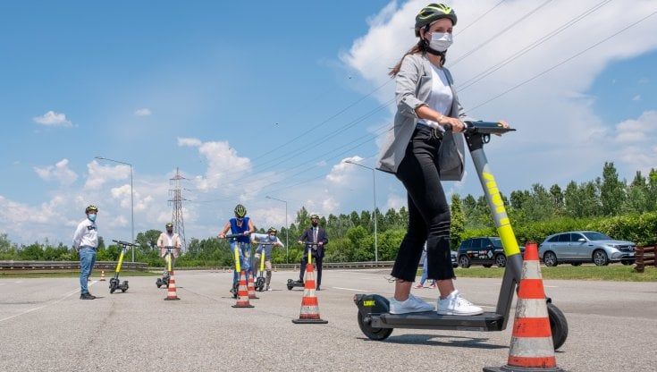 A scuola di monopattino: "Casco, scarpe comode e sguardo avanti"