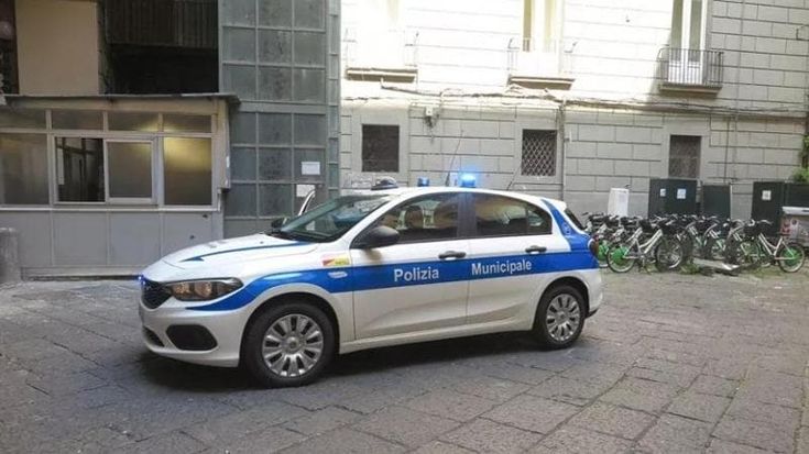 Napoli, vigilessa evita l’accensione del “cippo” di Sant’Antonio: ferita con una pietra alla testa