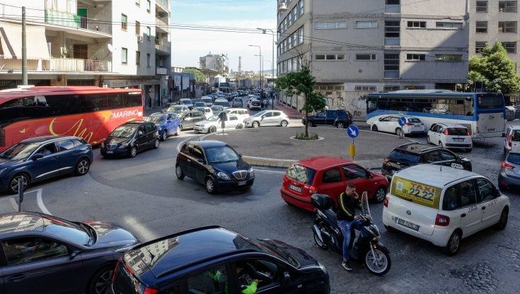 Piazza Garibaldi, il traffico è in tilt: "Mancano i controlli"