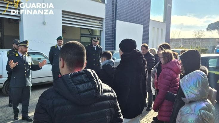 "Finanzieri per un giorno": i bambini della onlus Mondo Blu in caserma ad Aversa