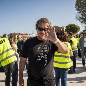 Roma, l'assessore Lemmetti in Senato senza giacca e cravatta. E resta fuori dall'audizione