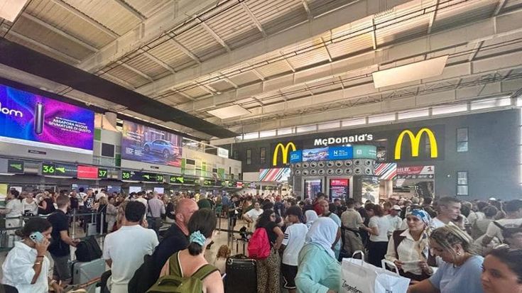 L’Etna manda in tilt l’aeroporto di Catania, rientra lo stop ai voli