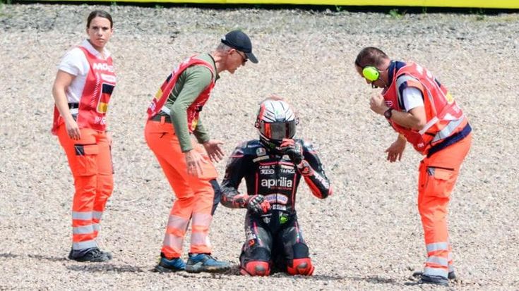 Bezzecchi cade in Germania e si frattura la clavicola: sarà operato. Pole a Marc Marquez