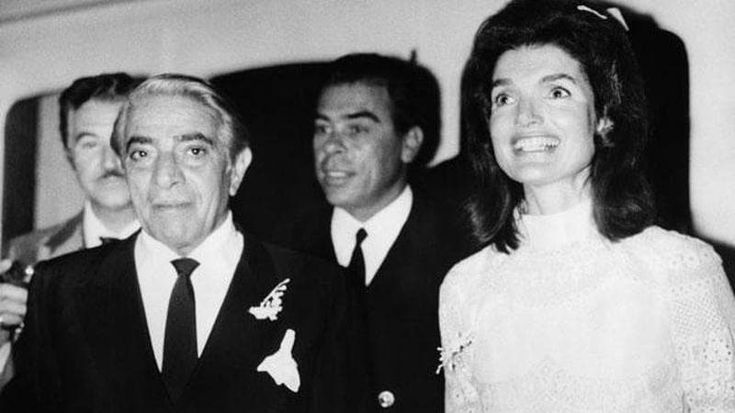 Collo alto e merletti, così Valentino celebrò la seconda vita di Jacqueline Kennedy