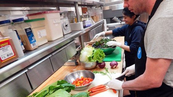 Non si guarisce senza cibo: così la California sovvenziona pasti domiciliari ai malati (e risparmia)