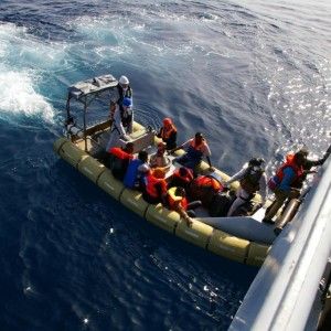 Mille migranti in 2 giorni. Alfano alla Ue: "Senza aiuti daremo meno soldi". La replica: "Impossibile"