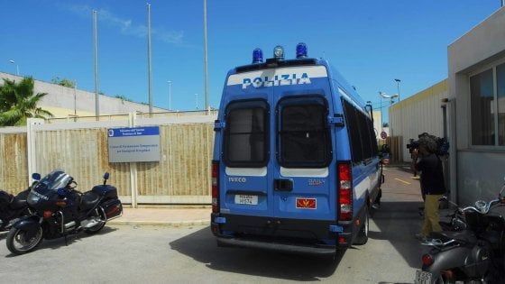 Migranti, sassi sui poliziotti al Cara di Bari: otto agenti feriti, arrestati tre ospiti della struttura
