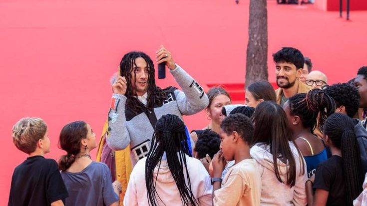 Ghali incontra i bambini di Spin Time: “Chi protesta in piazza va ascoltato”