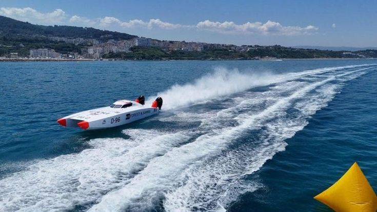Rodi Garganico capitale mondiale della motonautica offshore 3d: vince Foresti&Suardi davanti a Gasbeton e Tessilmare