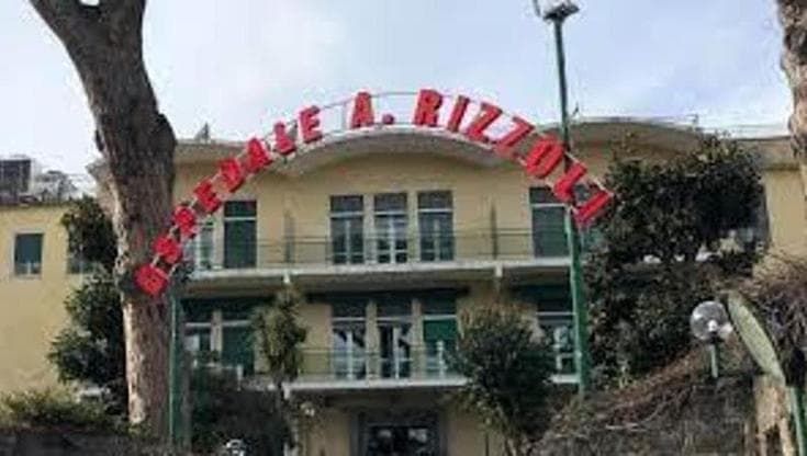 Ischia, coma etilico e colpo di calore in discoteca: 7 minorenni ricoverati. Il sindaco: pugno duro