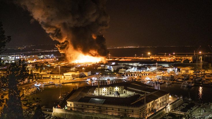 L'incendio nel porto di Ancona: ecco cosa è successo