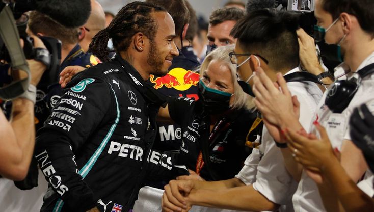 Hamilton positivo al Covid-19 festeggia senza mascherina con il team