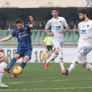 Calcio, il Lecce finisce ko a Verona: 3-0. Tachtsidis lascia il campo in barella
