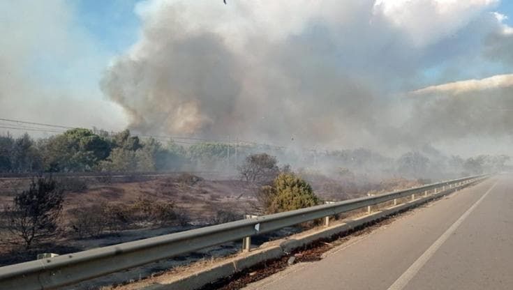 Brucia la provincia di Foggia, tre fronti di fuoco: chiesto quarto Canadair. Collegamenti bloccati