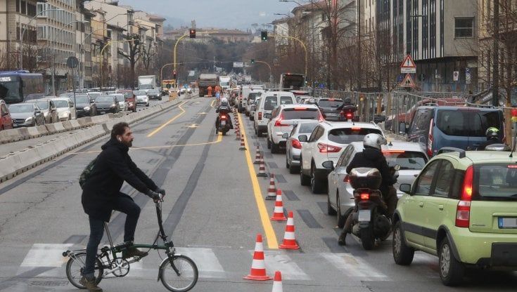 Firenze, due ore di paralisi del traffico causa cantieri