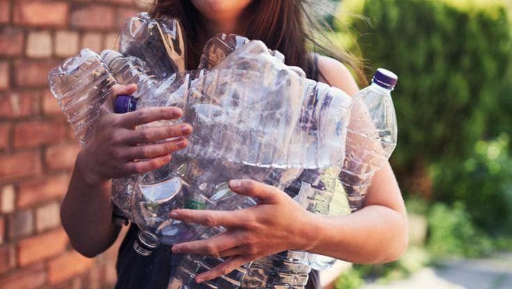 Crisi in Medio Oriente, sale il costo della plastica: Italia sotto pressione