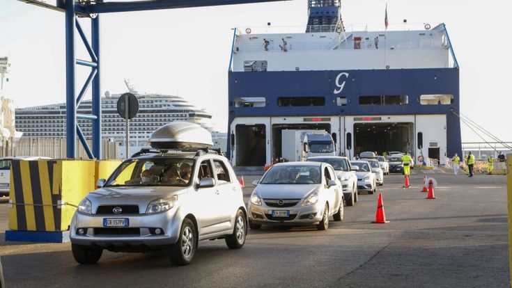 Allarme rientri dalla Sardegna: “Ora tamponi anche all’imbarco” 
