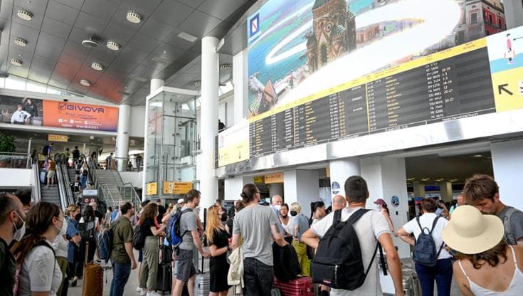 Napoli, paura in aeroporto: aggredita addetta al check-in, denunciato un uomo