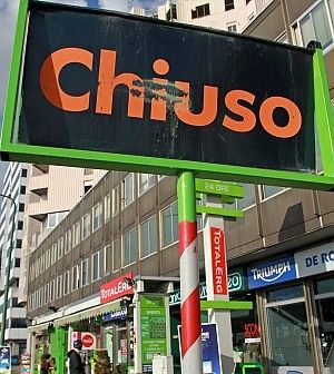 Benzina, fine settimana di aumenti e self service chiusi