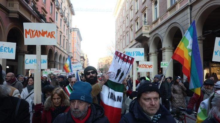Bologna, duemila in marcia per la pace: “Disarmati e disarmanti” | La diretta
