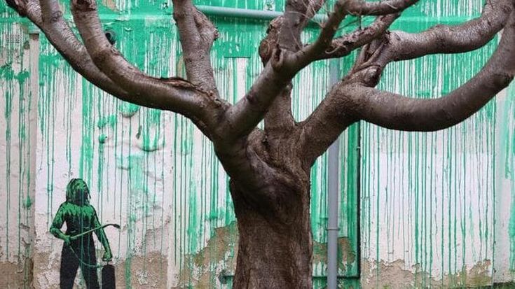 Un Banksy “ecologista” sulla parete di un palazzo a Londra