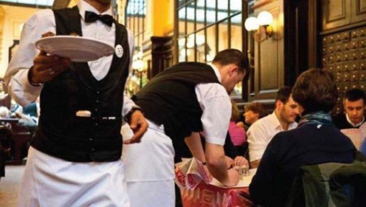 Tasse al 5% sulle mance, in Manovra la mini Irpef di Santanchè per attrarre camerieri