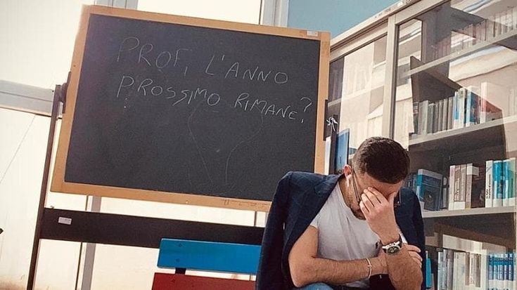 Scuola, il prof precario da dieci anni: “Ho superato tre concorsi ma ora sono senza cattedra. I soldi li chiedo a papà”