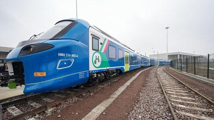 Inaugurato a Rovato il primo impianto italiano per treni a idrogeno. Ma è già battaglia politica