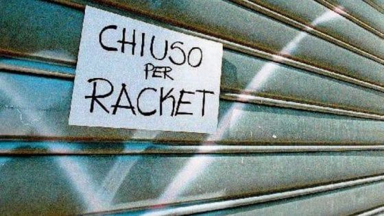 Gela in piazza contro le intimidazioni del racket: "La mafia fa schifo, non ci fa paura"