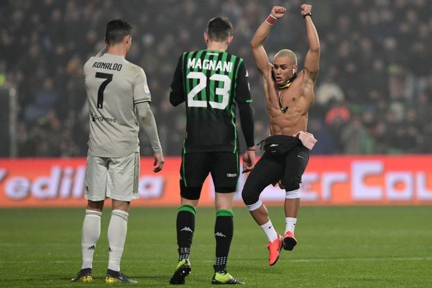 Sassuolo-Juventus, invasore solitario abbraccia Ronaldo 