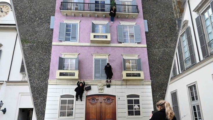 Niente è come sembra: Leandro Erlich a Palazzo Reale, sfida (instagrammabile) alla realtà con il fascino delle illusioni