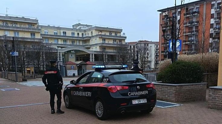 Senzatetto rapisce ragazzina al supermercato nel Biellese, lei chiama il papà e la salvano