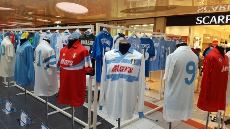 Napoli, 90 anni in mostra. Ferlaino scatenato sul palco