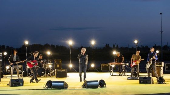 Ligabue a sopresa canta nell'Arena vuota: "Il patto è stringersi di più"